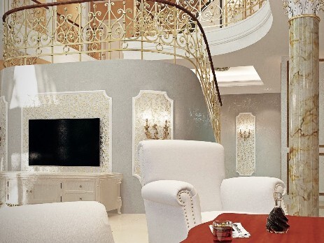 Лестница с золотыми коваными периллами в дизайне дома